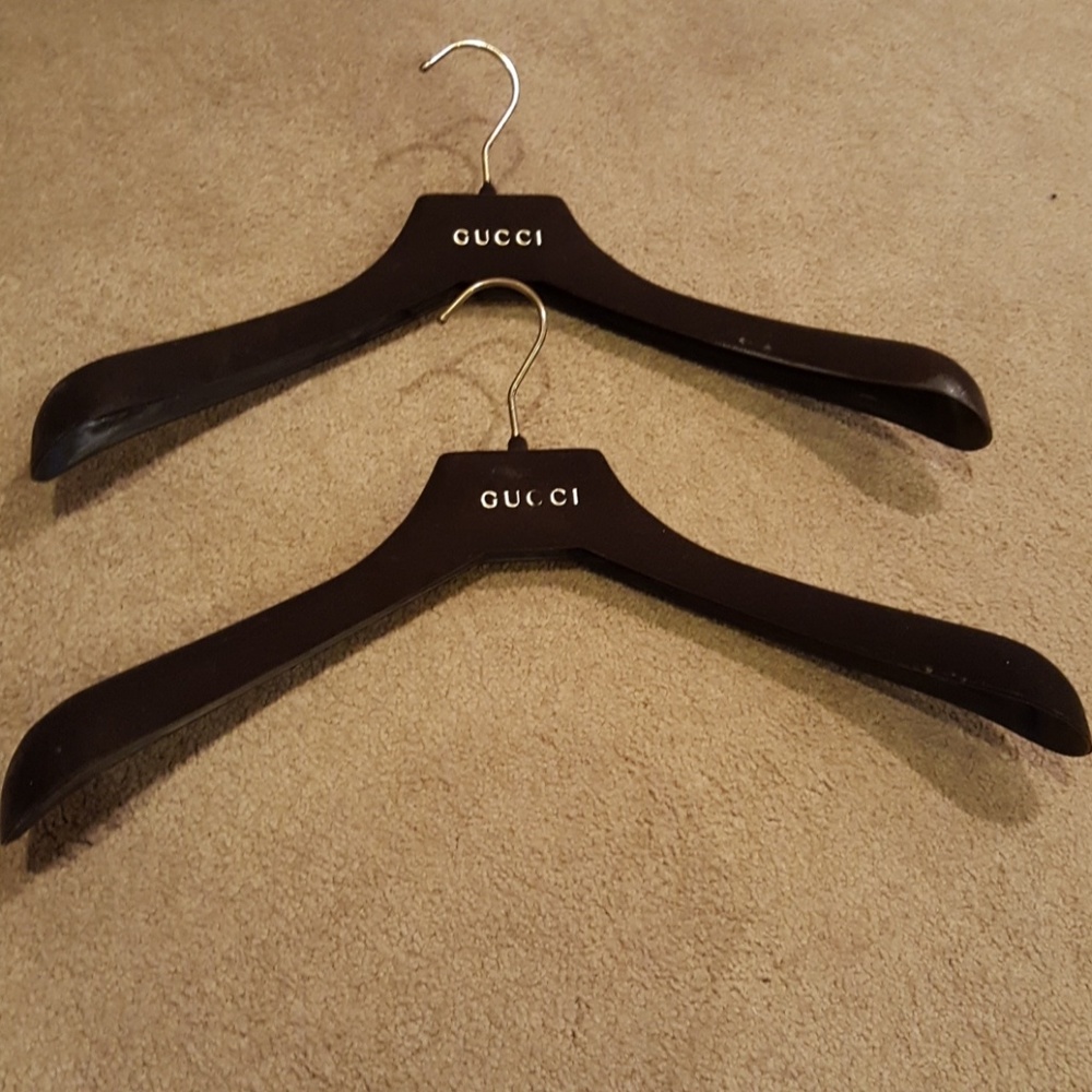 1 Gucci hanger, 18 inches.